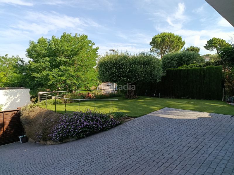 Foto 833bf280-6697-43d6-911c-5d84f3b680e4. Casa adossada amb xemeneia calefacció aparcament piscina a Girona