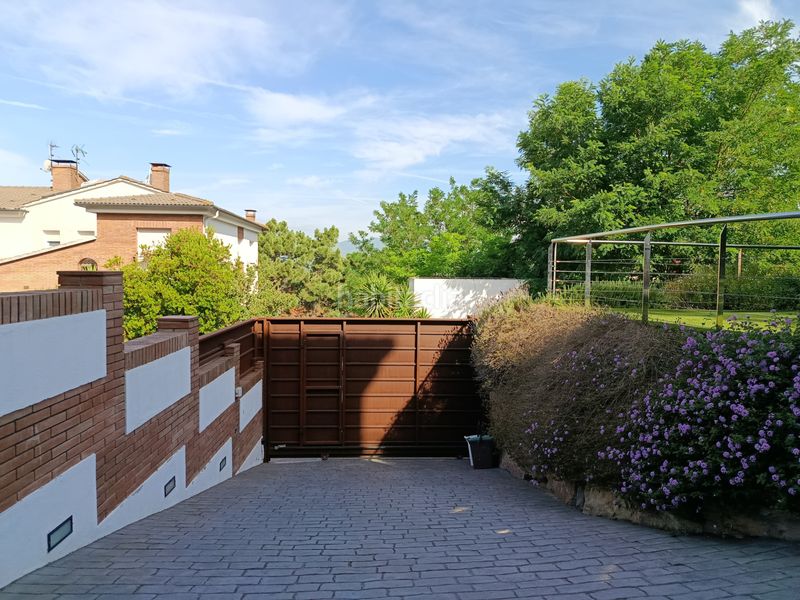 Foto 8372371b-9195-438c-bb7b-660405321121. Casa adossada amb xemeneia calefacció aparcament piscina a Girona