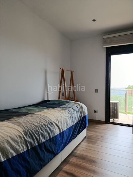 Foto a1787a43-9c7b-4e52-a151-56b93331d95f. Casa adossada amb xemeneia calefacció aparcament piscina a Girona