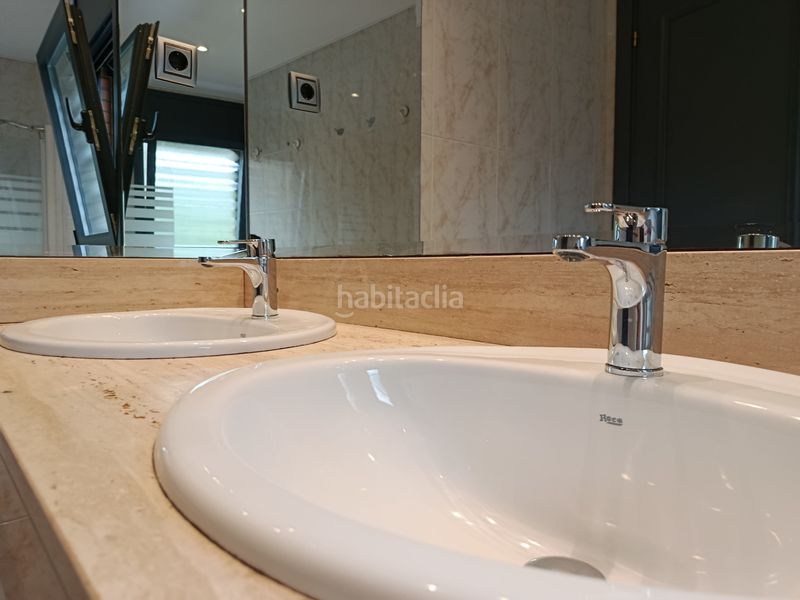 Foto a228d58e-2a77-4a36-a8d6-ff60568ba09f. Casa adossada amb xemeneia calefacció aparcament piscina a Girona