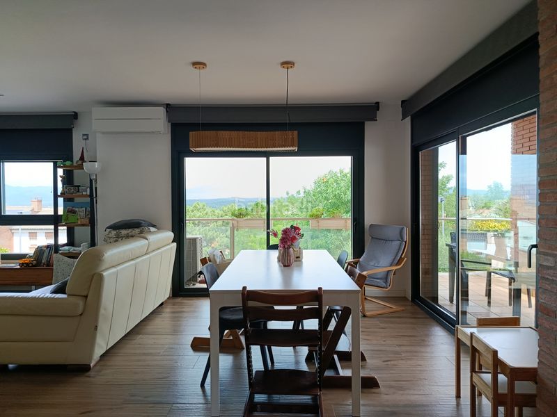 Foto ad7dce5b-3f97-434c-a401-daedc7688e25. Casa adossada amb xemeneia calefacció aparcament piscina a Girona
