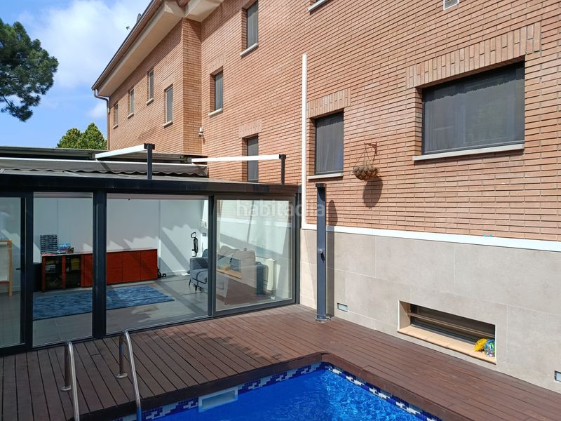 Foto b9bf2d8f-615b-4b05-9387-1a00b4549776. Casa adossada amb xemeneia calefacció aparcament piscina a Girona