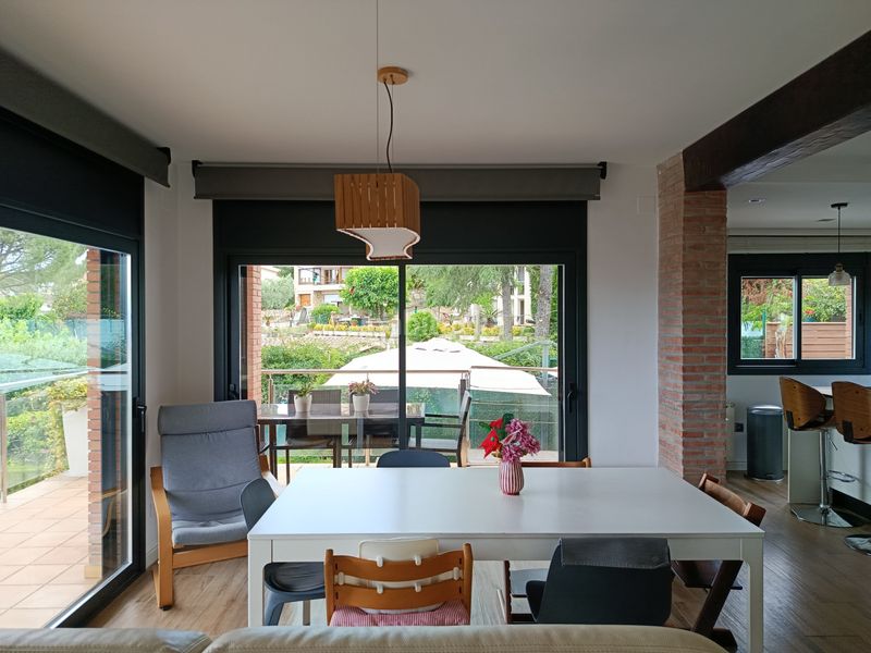 Foto dac0d2f4-6009-4713-aee5-cd07dd309d01. Casa adossada amb xemeneia calefacció aparcament piscina a Girona