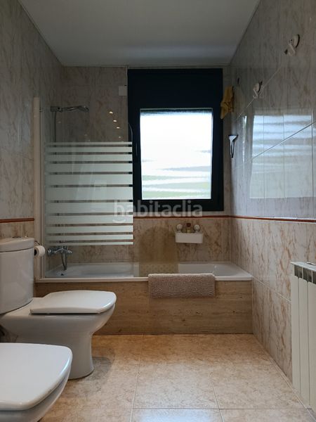 Foto e2205a6f-5ee6-4d56-bc68-e416d0739cc1. Casa adossada amb xemeneia calefacció aparcament piscina a Girona