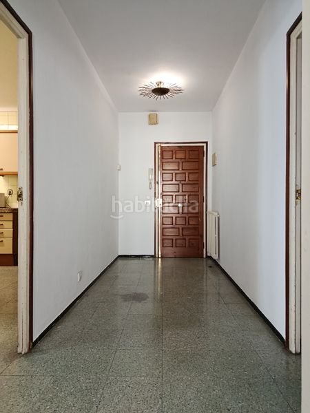 Foto df4a2699-4a16-46e0-976e-5ab43ba1c61f. Pis amb xemeneia calefacció aparcament a Sant Narcis Girona