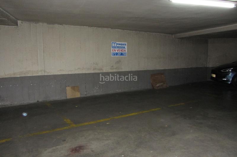 Foto 8e23a474-5830-49bd-9cfd-57cbd5bc86dc. Parking coche pàrquing al passeig d'olot en Sant Narcis Girona