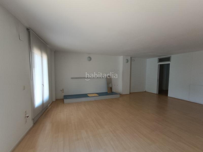 Foto 959896c1-73a4-49b2-8901-fc57b2b137c8. Alquiler local comercial en Centre Figueres