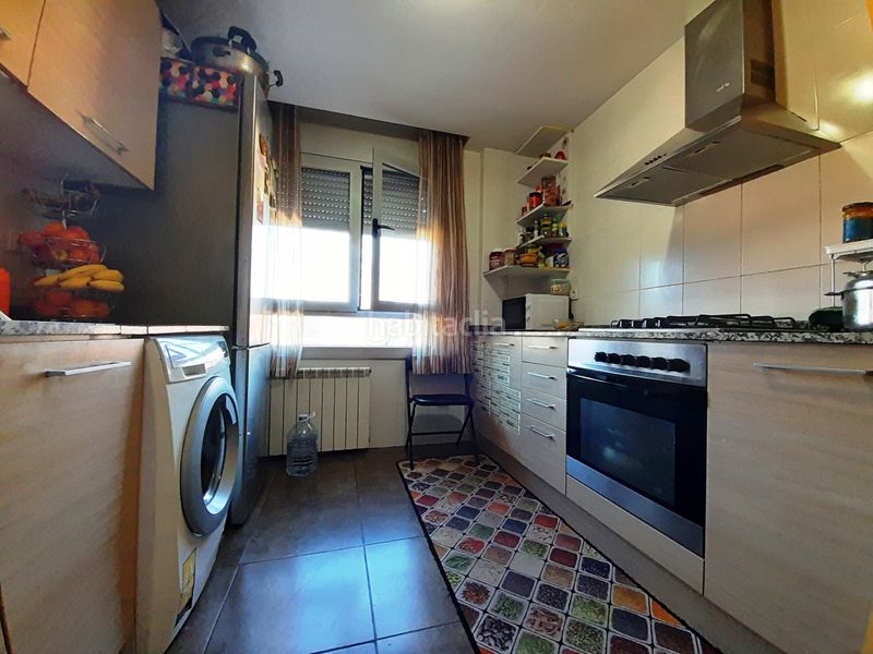 Foto 0be29db1-e5bb-4bc2-97b7-fc74f67df0b3. Pis amb calefacció aparcament a Olot