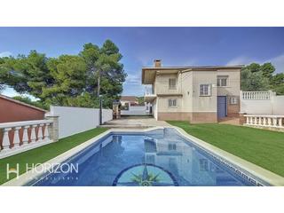 Casa  Marte. Fantástica casa lista para vivir con jardín y piscina en costa c