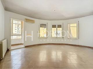 Flat  Indstria. Piso exterior de 132 m con gran potencial junto a la sagrada fam