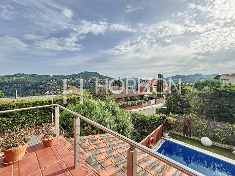 Foto 3651567e-3676-48d5-8bf4-5d9efc2c5837. Casa espectacular casa con piscina y jardín ! en Corbera de Llobregat