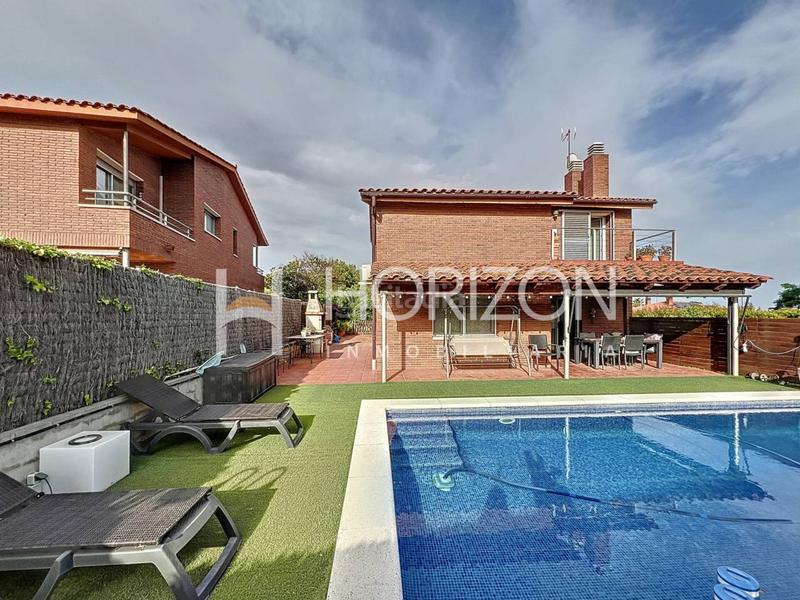 Foto 66372697-3687-4674-9ca3-2dde1e1d8e08. Casa espectacular casa con piscina y jardín ! en Corbera de Llobregat