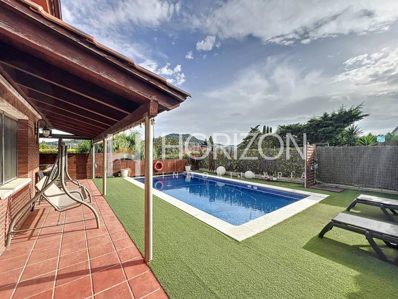 Foto 6d06c84c-5623-46c9-ad4e-b063d8dfbb3b. Casa espectacular casa con piscina y jardín ! en Corbera de Llobregat