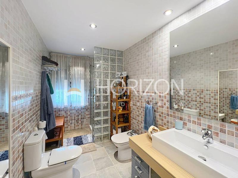 Foto b6ca7ceb-e9c6-41e5-bce4-8d4ac31ee389. Casa espectacular casa con piscina y jardín ! en Corbera de Llobregat