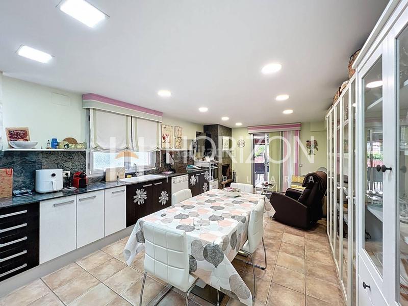 Foto f0197d44-ffff-4e27-91b7-777da092fbf2. Casa espectacular casa con piscina y jardín ! en Corbera de Llobregat