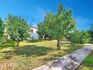Haus  Sant bertomeu. Casa independiente en finca esquinera