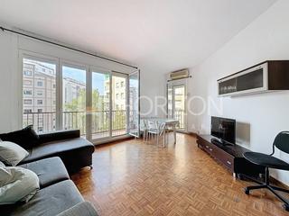 Pis  Calàbria. Luminoso piso con balcones y orientación sur junto a entença