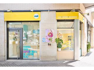 Locale commerciale  Poblenou. Se vende local comercial esquinero completamente acristalado, id
