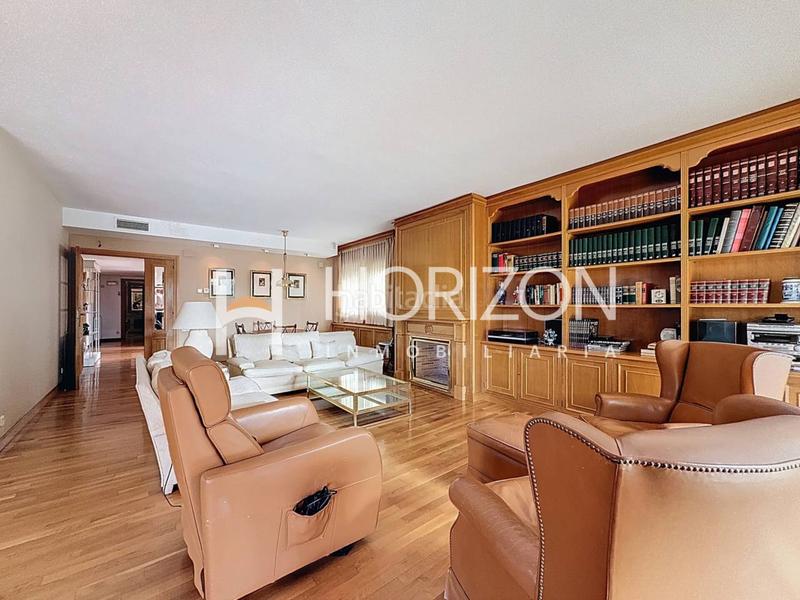 Foto 4546cb45-5c76-4ca0-b7d8-5335bb99ef5b. Chalet with heating parking in Ciutat Diagonal Esplugues de Llobregat