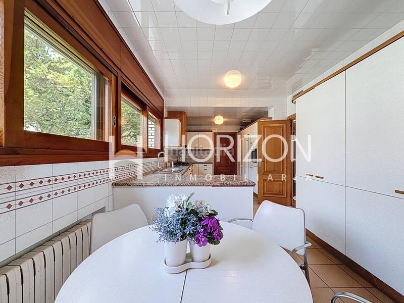 Foto 5437474c-f4ac-49c1-971e-ebb8ccefb5a9. Chalet with heating parking in Ciutat Diagonal Esplugues de Llobregat