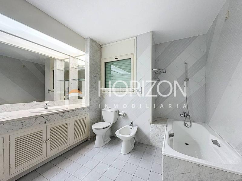 Foto 9c75dabc-4f61-47e3-b2a2-b8a7e016ff38. Chalet with heating parking in Ciutat Diagonal Esplugues de Llobregat