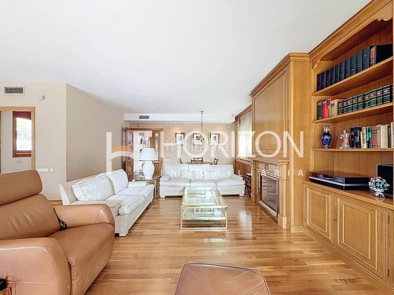 Foto b0d98a2f-9738-4815-83a5-7f59c4b8a4e7. Chalet with heating parking in Ciutat Diagonal Esplugues de Llobregat