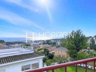 Casa aparellada  Rumanía. Casa pareada con jardín privado y vistas al mar