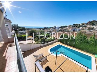 Casa  Calle rumanía. Gran casa unifamiliar con vistas al mar, piscina y jardín en seg