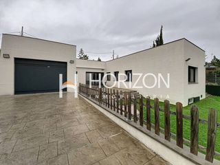 Haus  Via llobregat. Casa de una sola planta con piscina