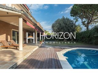Xalet  Avenida jacint esteve fontanet. Impresionante chalet unifamiliar aislado con jardín y piscina