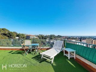 Maison jumelée  Avenida comte gómez de orbaneja. Céntrica casa adosada esquinera con piscina privada, vistas al m