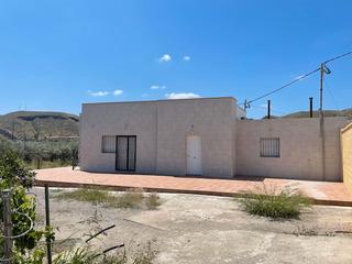 Xalet a Camino torre alta 34. Se vende casa con amplia parcela en gador.