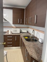 Miete Etagenwohnung in Calle doctor carracido 8. Se alquila piso para estudiantes en el centro de almeria. bajada
