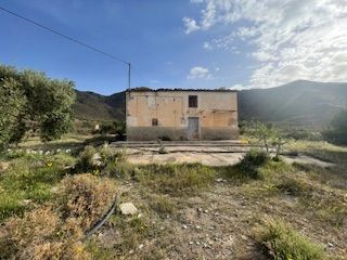 Fondo rustico in Diseminado la canal 1. Finca agricola con cortijo en uleila del campo- benizalon, cazad