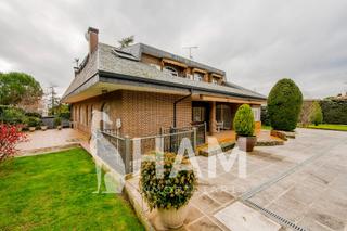 Chalet  Monte hijedo. Casa unifamiliar en boadilla barrio el olivar del mirabal 400 m