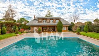Chalet  Monte hijedo. Casa unifamiliar en boadilla barrio el olivar del mirabal 400 m
