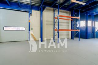 Bâtiment à usage industriel à Urbanización Este-Montepríncipe. Nave industrial 1.140m con patio y montacargas en montepríncipe
