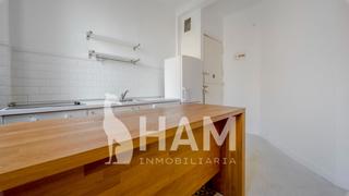 Pis  Calle de maudes. Inmobiliaria ham ofrece en venta una vivienda.