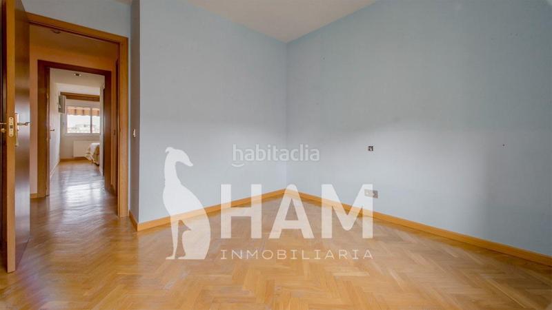 Foto abed58a5-01e6-4d3d-991a-813a3e54c7ee. Apartment with heating pool in Peñagrande Madrid