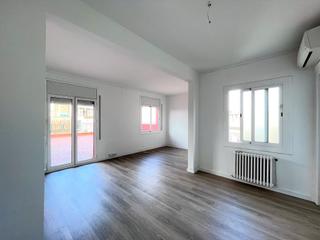 Location Appartement  Passatge de sant benet. Piso de tres habitaciones con terraza