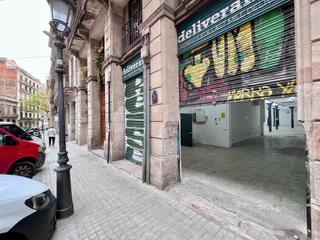 Lloguer Local Comercial a Carrer de llus el piads 7. Local de grandes dimensiones en el born, ideal para cualquier ac