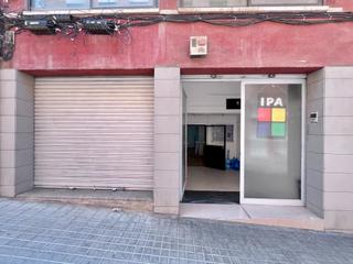 Location Local commercial à Carrer de plutó 4. Local – oficina de gran superficie en la teixonera.