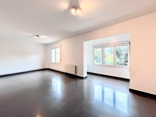 Lloguer Pis  Travessera de dalt 46. Piso de tres habitaciones en gracia.