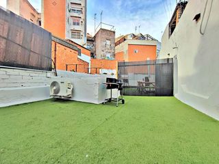 Pis a Carmel. Piso reformado de tres habitaciones con terraza en el carmel.