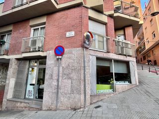 Alquiler Oficina en Carrer dels albigesos 25. Fant�stico local en calle albigesos esquinero con calle sostres.