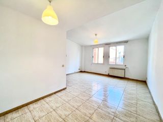 Pis a Collblanc. Piso dúplex muy luminoso y tranquilo, con buhardilla de 30m2 en