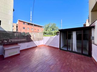 Pis a Carrer occident 34. Piso con terraza de tres habitaciones en collblanc.