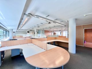 Alquiler Oficina en Avinguda meridiana 25. Amplia y soleada oficina en av. meridiana, entre calle almog�ver