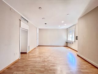 Office space  Gran via de les corts catalanes 608. Oficina ubicada en gran via de les corts catalanes con calle bal