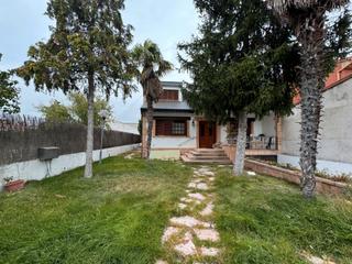 Maison jumelée à Calle frontón 6. Grupo integra, chalet pareado en pedrajas de san esteban